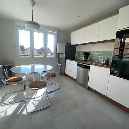 La Maison Dans Les Hauteurs De Apartment *